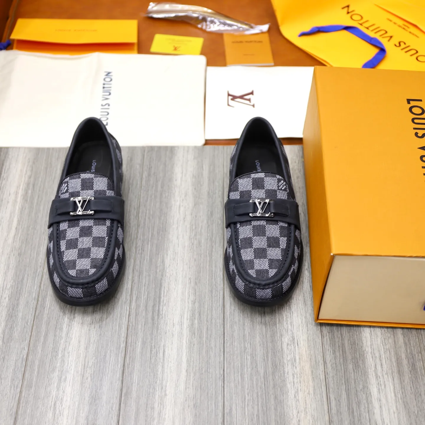 Men's shoes 💰: 💰900LV Louis Vuitton slip-on loafers, top quality products produced in Dongguan, ready for sale! This LV Glove loafer is made of selected soft cowhide, with a slightly wrinkled leather surface and a very high-end texture. Each pair is unique. The leather surface is light and soft, with a fine texture and good luster. It is a classic loafer style, with exquisite handmade mark stitching on the toe, and a square toe configuration to highlight the classic style. The horizontal band has hot-printed LV three-dimensional letters, semi-solid handcrafts and a genuine leather outsole, and a rubber patch on the heel to create wear-resistant performance and comfort. One of the must-have loafers for men! Comes with full original packaging! Code number: 38-39-40-41-42-43-44 (38, 45, 46 customized) standard leather shoe code